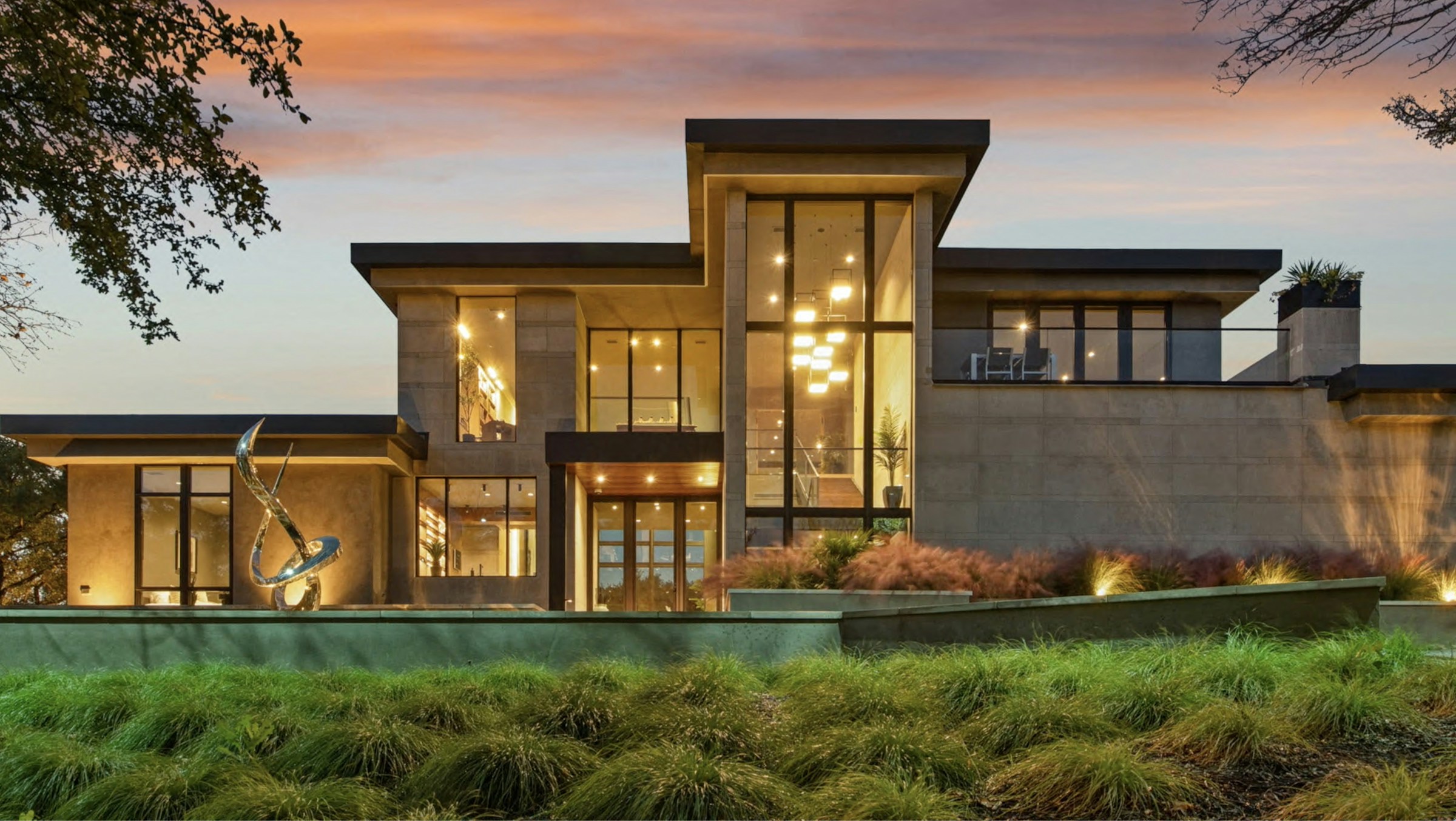 Casa moderna con jardín al atardecer